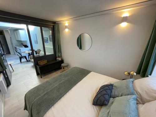 Posteľ alebo postele v izbe v ubytovaní Loft central climatisé avec verrière