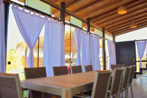 ein Esszimmer mit einem Holztisch und Stühlen in der Unterkunft LIOMS HOME in Vichayito