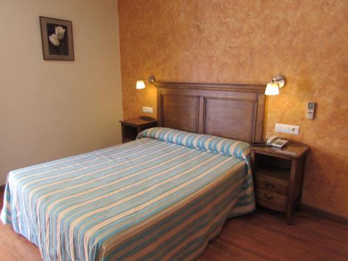 a hotel room with a bed and a telephone at PARAISO PLAYA Hotel in Isla Cristina