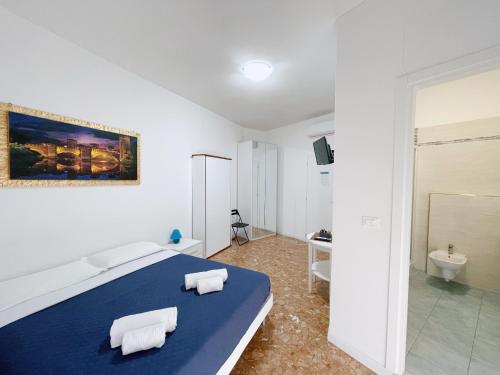 ヴェローナにあるconfortini roomsのベッドルーム(青いベッド1台付)、バスルーム