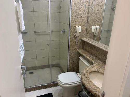 W łazience znajduje się prysznic, toaleta i umywalka. w obiekcie Lindo Flat na Barra da Tijuca com vista para o mar w mieście Rio de Janeiro