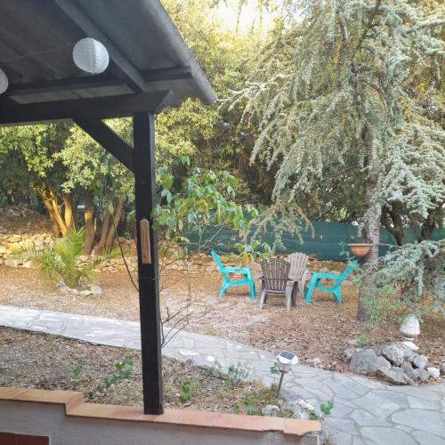 d'une terrasse avec deux chaises et une table. dans l'établissement Argelliers, à Argelliers