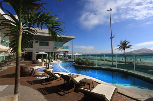 בריכת השחייה שנמצאת ב-Paradiso Peró Praia Hotel או באזור