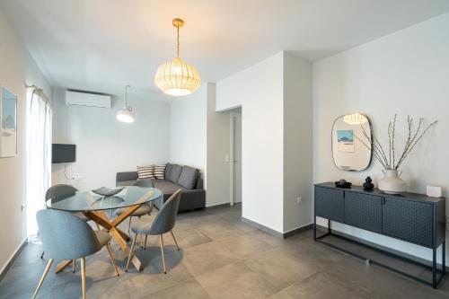 Χώρος καθιστικού στο The H Experience Blackbird Spacious 2BD Apartment close to the beach