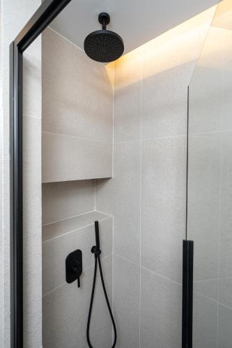Ένα μπάνιο στο The H Experience Blackbird Spacious 2BD Apartment close to the beach
