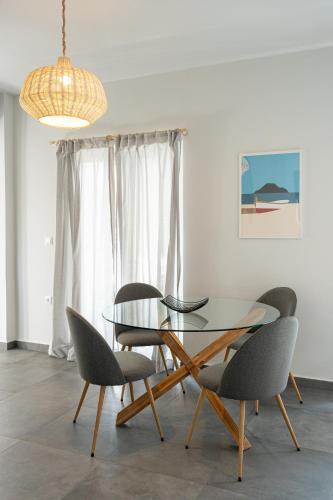 Χώρος καθιστικού στο The H Experience Blackbird Spacious 2BD Apartment close to the beach