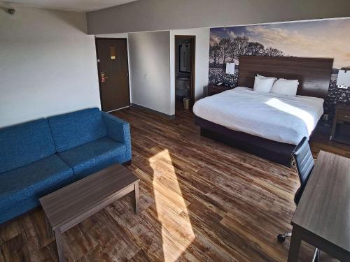 Postel nebo postele na pokoji v ubytování Clarion Pointe Bettendorf - Quad Cities