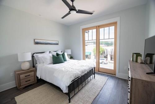 Evergreen at M&P - Balcony – Photos 2