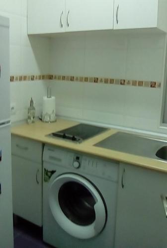 a kitchen with a washing machine and a sink at Apartamento en Legazpi de 3 dormitorios pequeños in Madrid