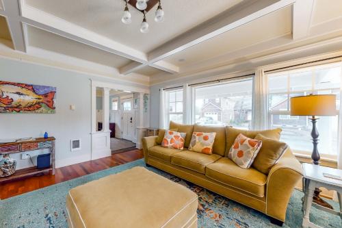 ein Wohnzimmer mit Couch und großem Fenster in der Unterkunft Nirvana in Nedonna Beach in Rockaway Beach