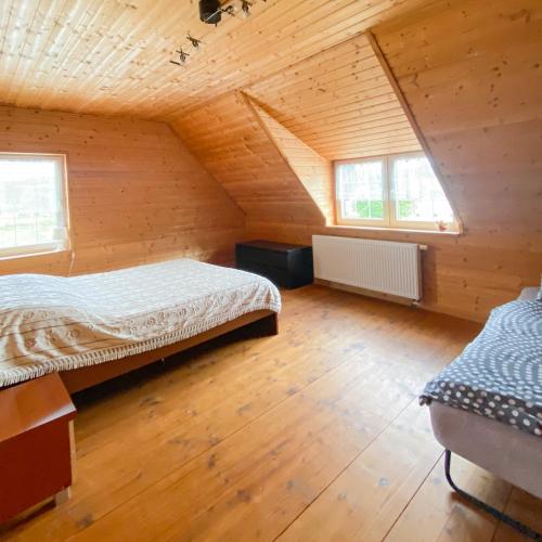 Una cama o camas en una habitación de Willa Szymbark - basen, sauna, balia, jacuzzi, dom całoroczny w Szymbarku