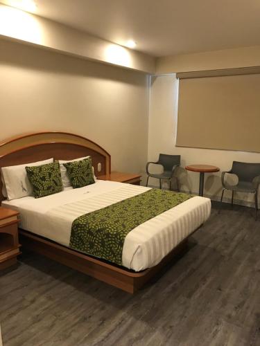 Hotel Aeropuerto tesisinde bir odada yatak veya yataklar