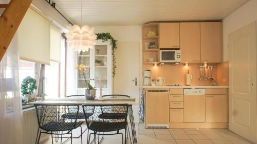 eine Küche mit einem Tisch und Stühlen im Zimmer in der Unterkunft Am Flockengrund 26a/4 OG in Cuxhaven