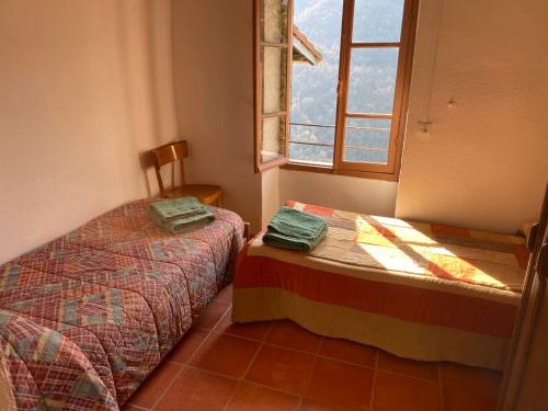 a room with two beds and a window at A Ca’ da Zia in Corte