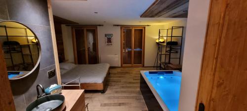 La salle de bains est pourvue d'un lavabo et d'une baignoire. dans l'établissement L'échappée belle Villaroger, à Villaroger