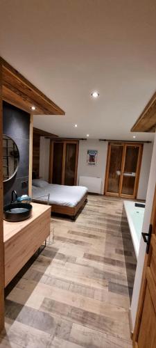 La salle de bains est pourvue d'un lit, d'un lavabo et d'une baignoire. dans l'établissement L'échappée belle Villaroger, à Villaroger