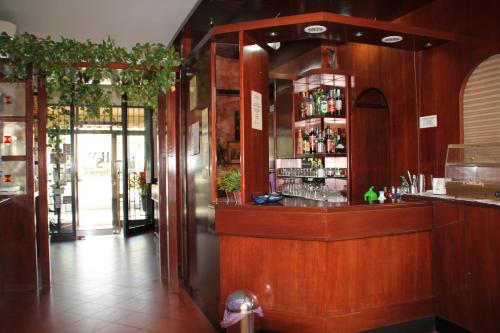 カザレッキオ・ディ・レーノにあるNuovo Hotel San Martino sncのカウンター付きレストラン