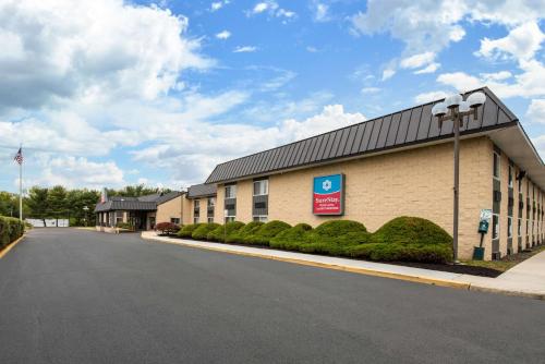 CookstownにあるSureStay Plus Hotel by Best Western McGuire AFB Jacksonの道路脇の建物