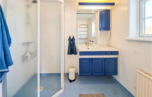 Vonios kambarys apgyvendinimo įstaigoje Amazing Home In Henn With House Sea View