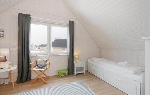 Säng eller sängar i ett rum på 2 Bedroom Gorgeous Home In Ostseeresort Olpenitz