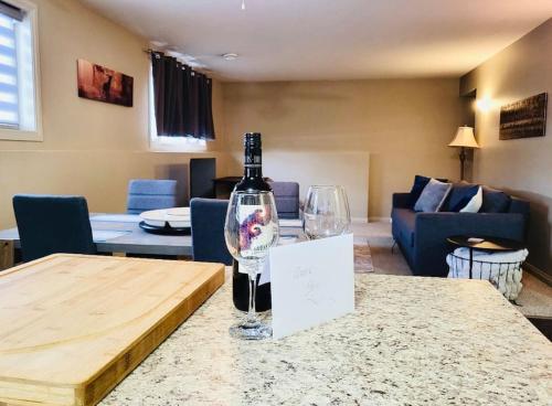 uma garrafa de vinho sentada numa mesa numa sala de estar em Spacious Basement suite em Camrose