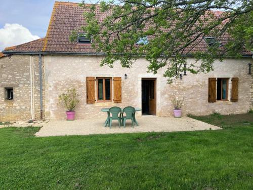 Photo de la galerie de l'établissement Maison Berrichonne avec Jardin et Fibre - 4 Chambres, Accessible PMR, Accueil Cavaliers - FR-1-591-346, à Étrechet