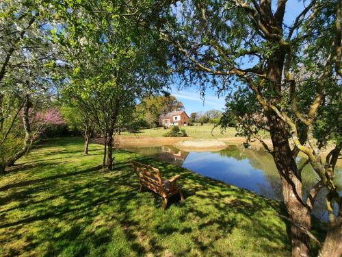 Maison indépendante avec grand jardin, terrasse, plan d'eau sécurisé et salle de jeux près du lac d'Éguzon - FR-1-591-216