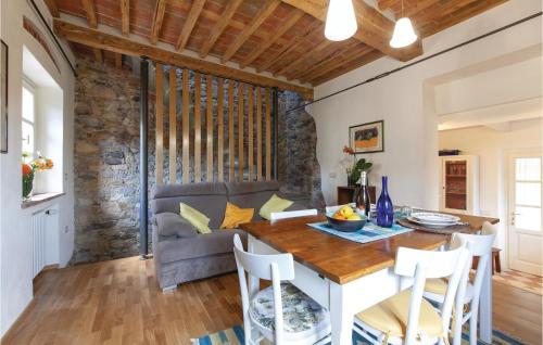 a kitchen and living room with a table and chairs at Nido D'amore in Castelvecchio