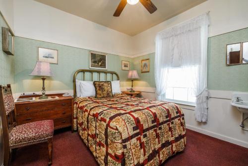 Un pat sau paturi într-o cameră la San Remo Hotel