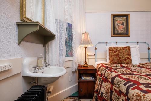 Ένα ή περισσότερα κρεβάτια σε δωμάτιο στο San Remo Hotel