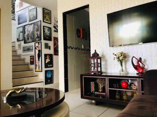 Μια τηλεόραση ή/και κέντρο ψυχαγωγίας στο Casa Duplex Aconchegante