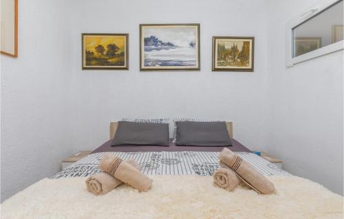 Lova arba lovos apgyvendinimo įstaigoje Stunning Apartment In Vodnjan With Kitchen