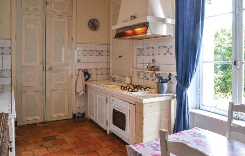 Kuchyň nebo kuchyňský kout v ubytování 3 Bedroom Cozy Home In Mouterre-silly