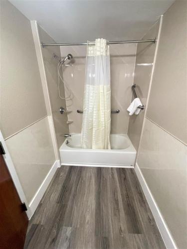 La salle de bains est pourvue d'une douche avec rideau de douche. dans l'établissement Shangri-La Motel, à Seekonk