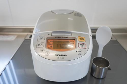 a scale sitting on a counter next to a spoon at Tiz wan 野島江崎 in Awaji