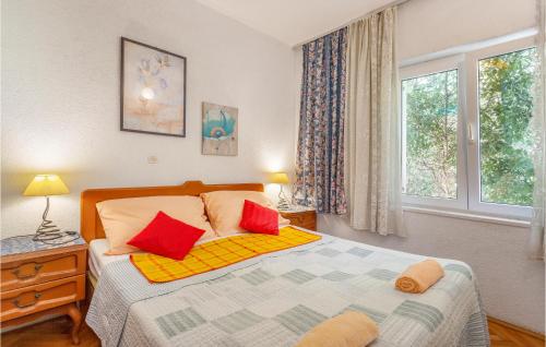 En eller flere senger på et rom på 3 Bedroom Gorgeous Apartment In Krk