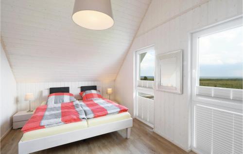 オルペニッツにあるStunning Home In Ostseeresort Olpenitz With House Sea Viewのベッドルーム1室(赤と白の毛布、窓付)