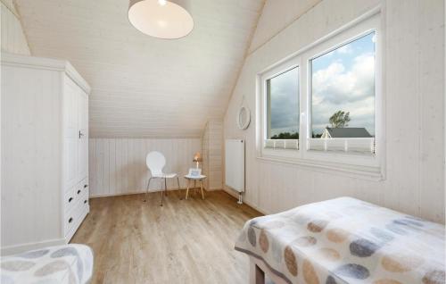 オルペニッツにあるStunning Home In Ostseeresort Olpenitz With House Sea Viewのベッドルーム1室(ベッド1台、大きな窓付)