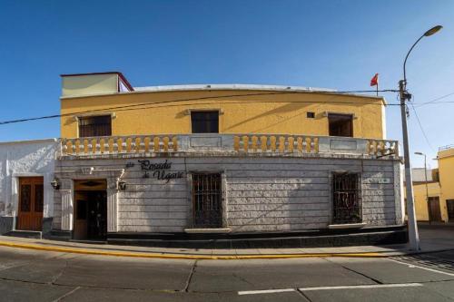 an old building on the corner of a street at Hotel La Posada de Ugarte in Arequipa