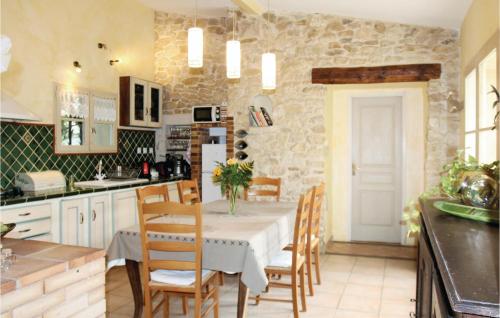 une cuisine avec une table et des chaises dans une pièce dans l'établissement Cozy Home In Montsegur Sur Lauzon, à Montségur-sur-Lauzon