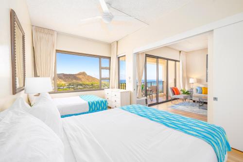 ホノルルにあるOcean View Oasis with Free Parking, A Waikiki Gem!のベッドが2つと大きな窓がある寝室