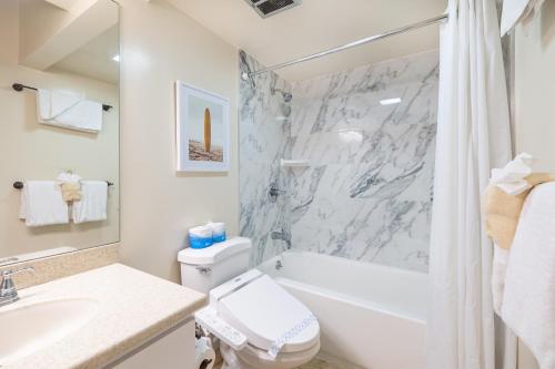 Ocean View Oasis with Free Parking, A Waikiki Gem!にあるバスルーム