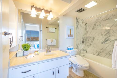 ホノルルにあるOcean View Oasis with Free Parking, A Waikiki Gem!のバスルーム(シンク、バスタブ、トイレ付)
