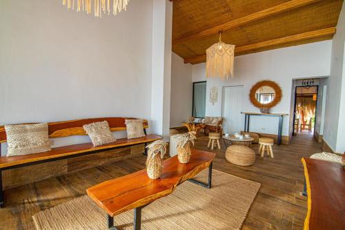 - un salon avec un canapé et une table dans l'établissement Hotel Boutique Beso de Sal, à Colán