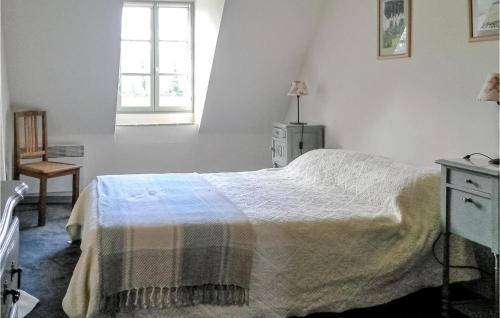 2 Bedroom Gorgeous Apartment In Houdetot tesisinde bir odada yatak veya yataklar