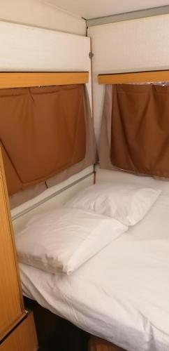 Cette petite chambre comprend un lit superposé. dans l'établissement Caravane Esterel chez un propriétaire, à Saint-Corneille