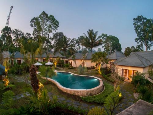 een luchtzicht op een villa met een zwembad bij Artha Cottages in Sidomukti