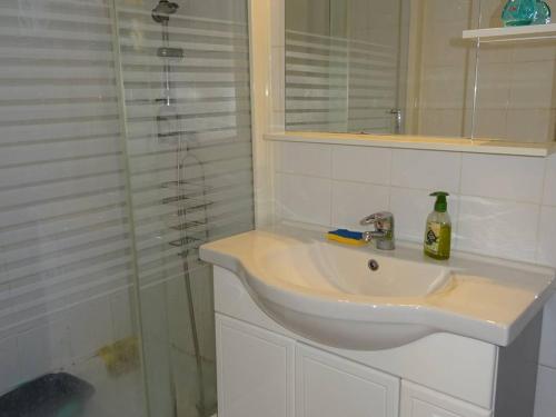 une salle de bain blanche avec un lavabo et une douche dans l'établissement T2 climatisé au centre de Palavas, proche plage - FR-1-559-19, à Palavas-les-Flots