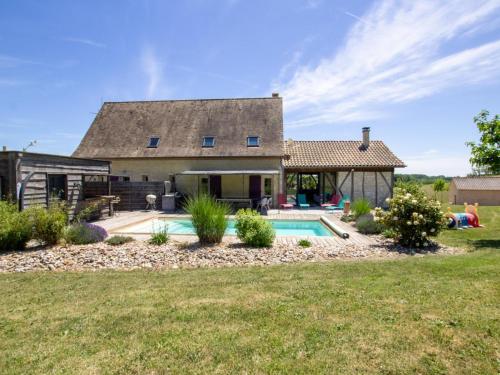 une maison avec une piscine dans la cour dans l'établissement Maison spacieuse avec piscine chauffée, grand jardin et équipements bébé en Dordogne - FR-1-616-267, à Rampieux