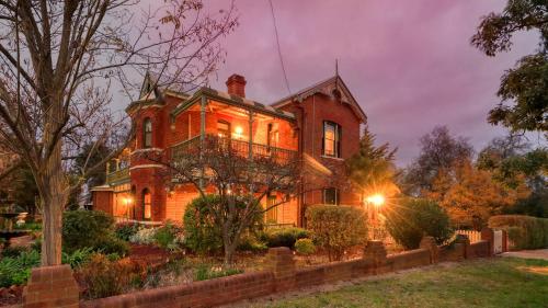 Taman di luar Grenfell Hall